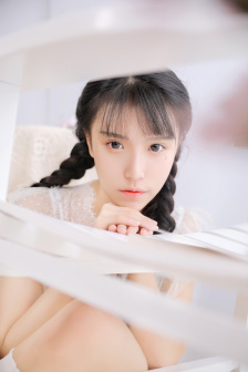 女生下面流出白色粘稠物是因为什么